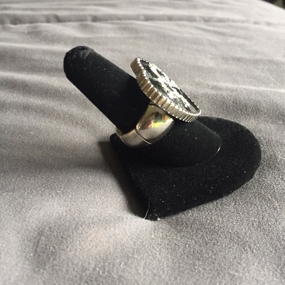 Black Heart 🖤 Ring - Picture 3 of 3